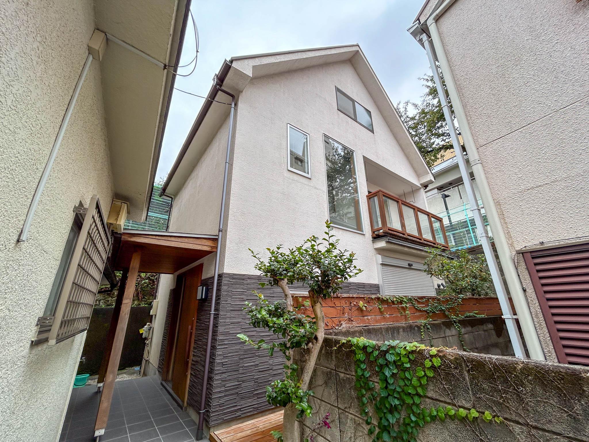 目黒区三田の賃貸物件/外観。建物に囲まれたとんがり屋根の戸建て