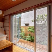 目黒区三田の賃貸物件/1階：キッチン横の窓からテラスに出られます