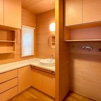 目黒区三田の賃貸物件/1階：木に包まれたような気分になれる洗面脱衣室。収納もたっぷり