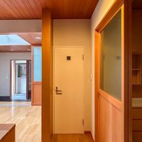 目黒区三田の賃貸物件/1階：リビングから見えないように、袖壁で隠れた位置にあるトイレ