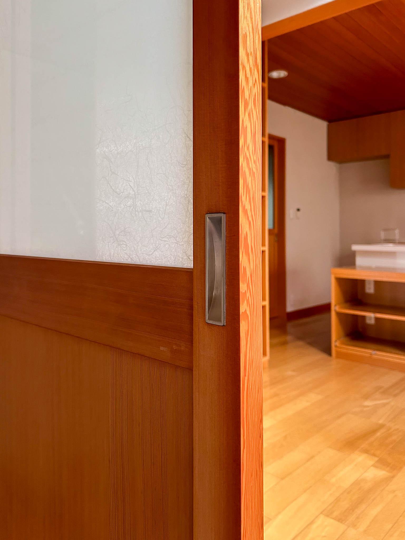 目黒区三田の賃貸物件/1階：木製建具。障子のように、やわらかく光だけを通すガラスがはめ込まれています