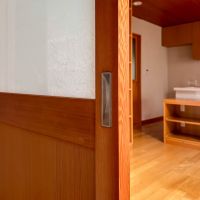 目黒区三田の賃貸物件/1階：木製建具。障子のように、やわらかく光だけを通すガラスがはめ込まれています