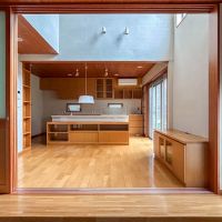 目黒区三田の賃貸物件/1階：ワイドな玄関から引き戸を開けると広がるリビング。友人を招きたくなる、店のようなつくり