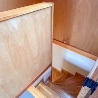 目黒区三田の賃貸物件/3階：2階に下りる階段
