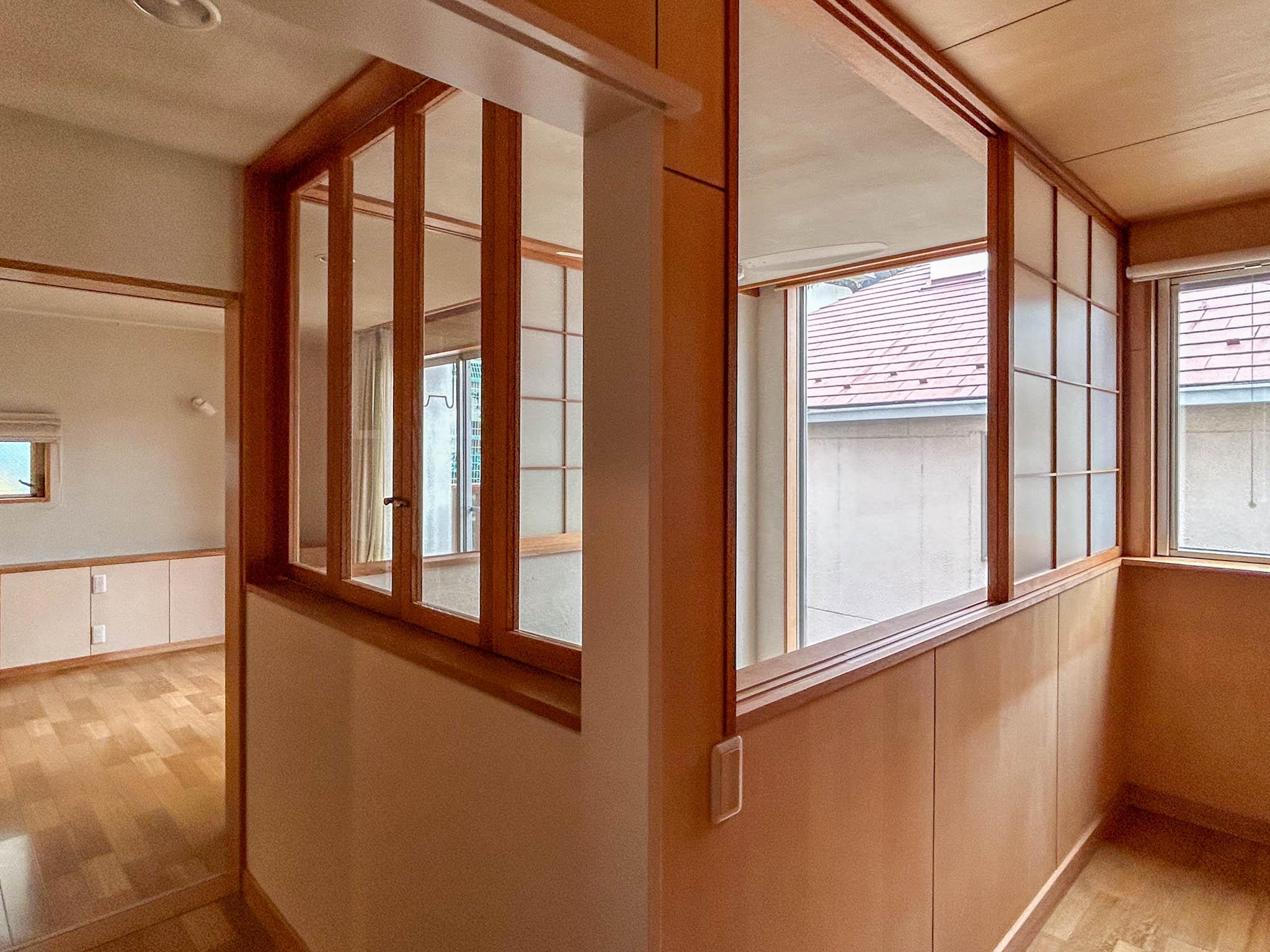 目黒区三田の賃貸物件/2階：吹き抜け周りに腰窓がついていて、各部屋に光と空気が通るようになっている
