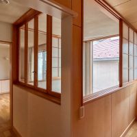 目黒区三田の賃貸物件/2階：吹き抜け周りに腰窓がついていて、各部屋に光と空気が通るようになっている