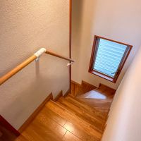 目黒区三田の賃貸物件/2階：1階に下りる階段