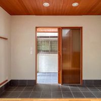 目黒区三田の賃貸物件/1階：まるでお店のような、ゆったりとしたつくりの玄関