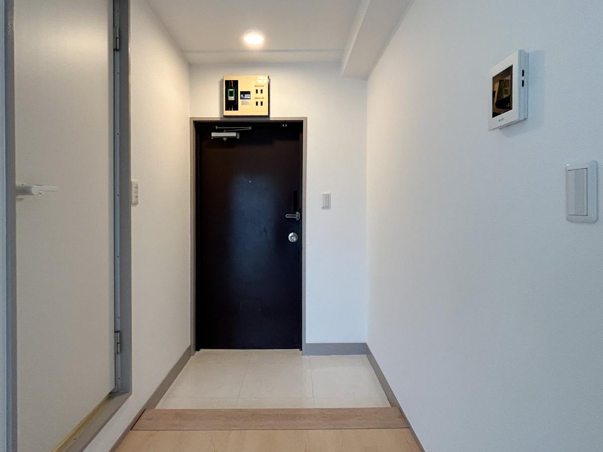 渋谷区松涛の賃貸物件/玄関。シューズボックスはないのでご注意を。