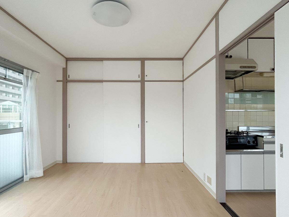 渋谷区松涛の賃貸物件/洋室別角度から。ワイドな押入収納がついています。