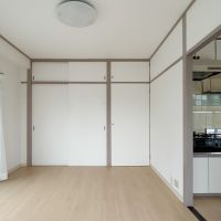 渋谷区松涛の賃貸物件/洋室別角度から。ワイドな押入収納がついています。