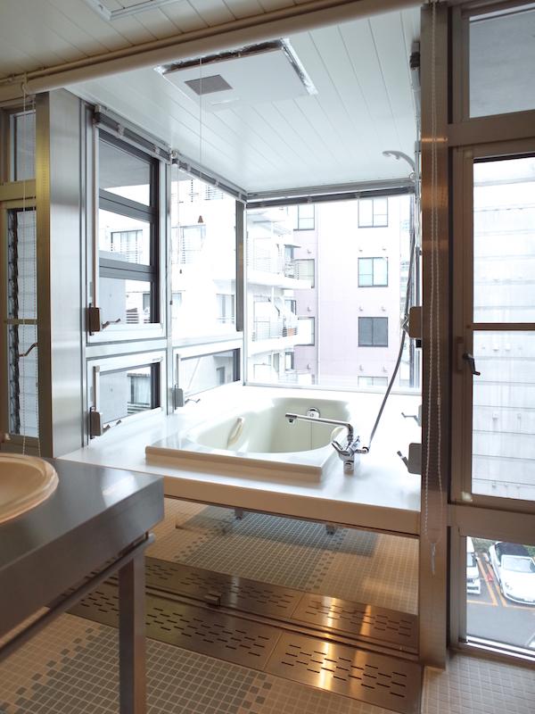 神奈川県相模原市南区相模大野の賃貸物件/外に飛び出すようなバスルーム