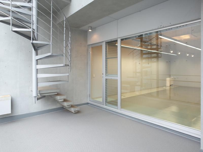 神奈川県相模原市南区相模大野の賃貸物件/螺旋階段を降りて下階へ、バルコニーは奥行きがあります