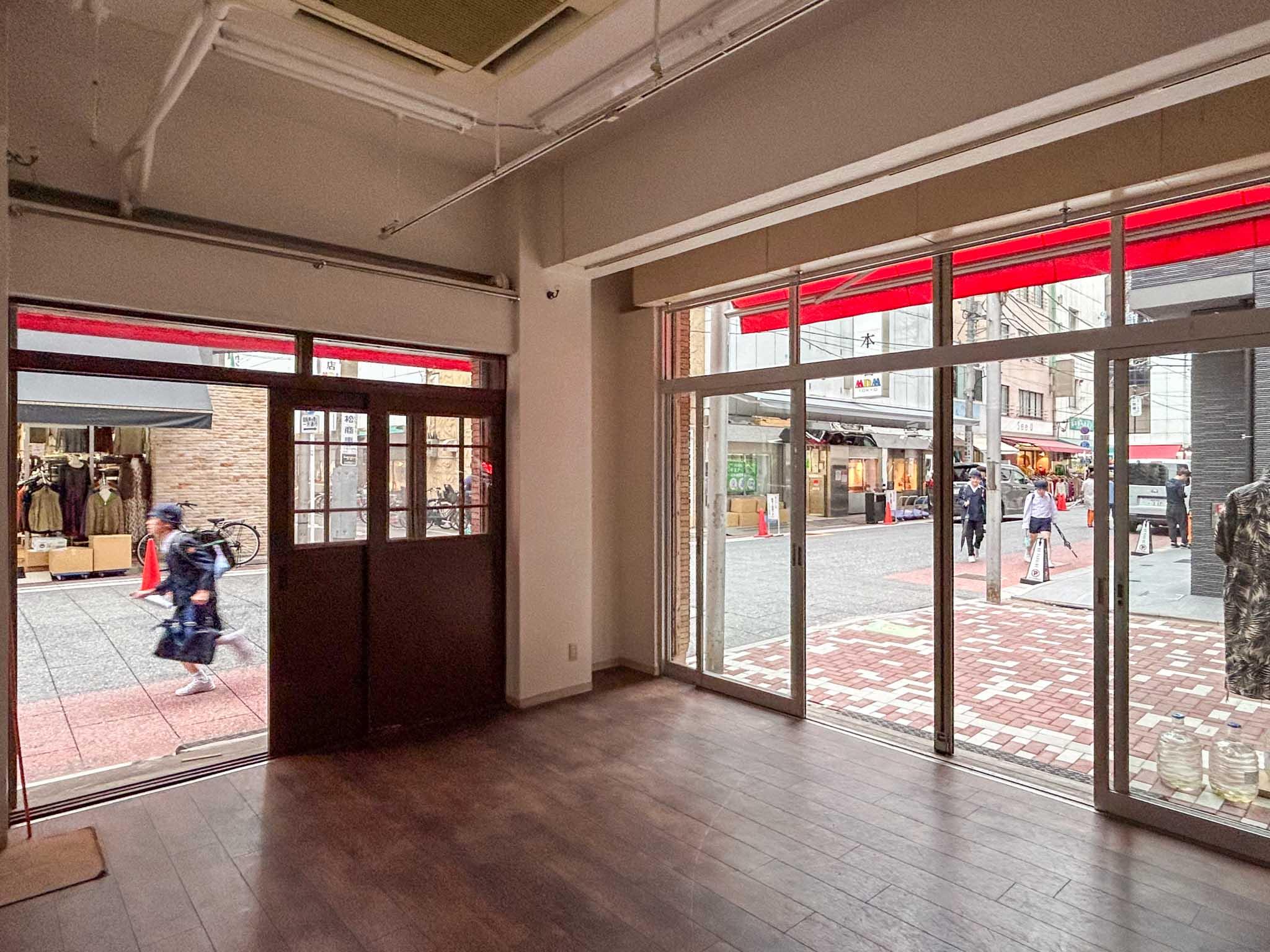 中央区日本橋馬喰町の賃貸物件/室内から外をみる。人通りが多く、店を始めるのに適した立地