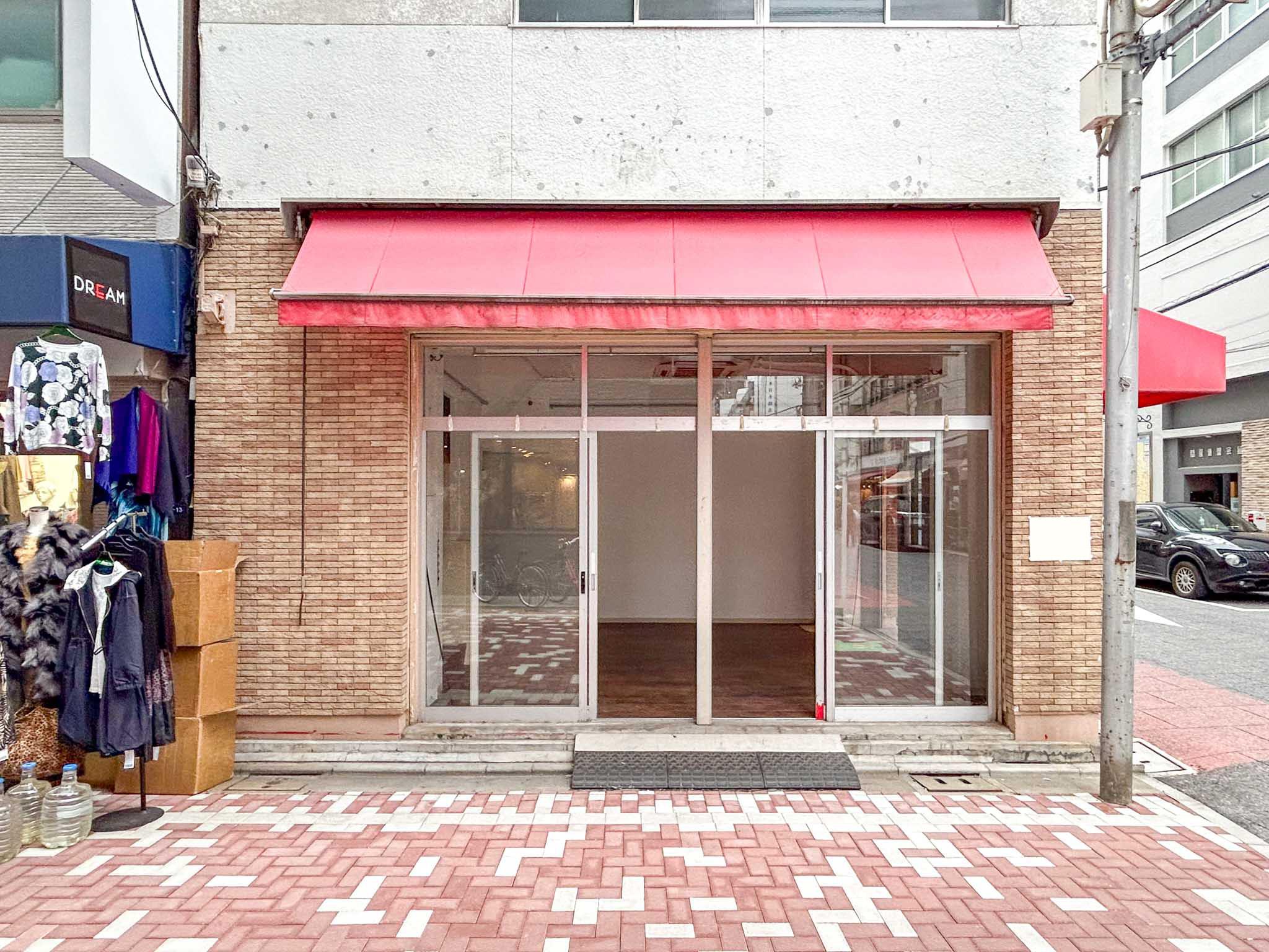 中央区日本橋馬喰町の賃貸物件/南東側の出入り口。大きく開いているため、視認性はグッド