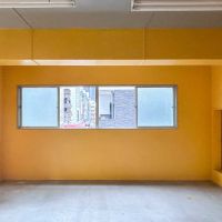 中央区日本橋馬喰町の賃貸物件/3階:壁面は黄色に塗装、床はモルタル仕上げ