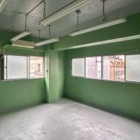 中央区日本橋馬喰町の賃貸物件/4階:壁面は緑色に塗装、床はモルタル仕上げ