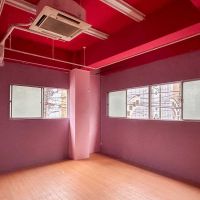 中央区日本橋馬喰町の賃貸物件/2階:壁と天井に赤系の塗装がされた室内。天井高は1階同様、3mオーバー