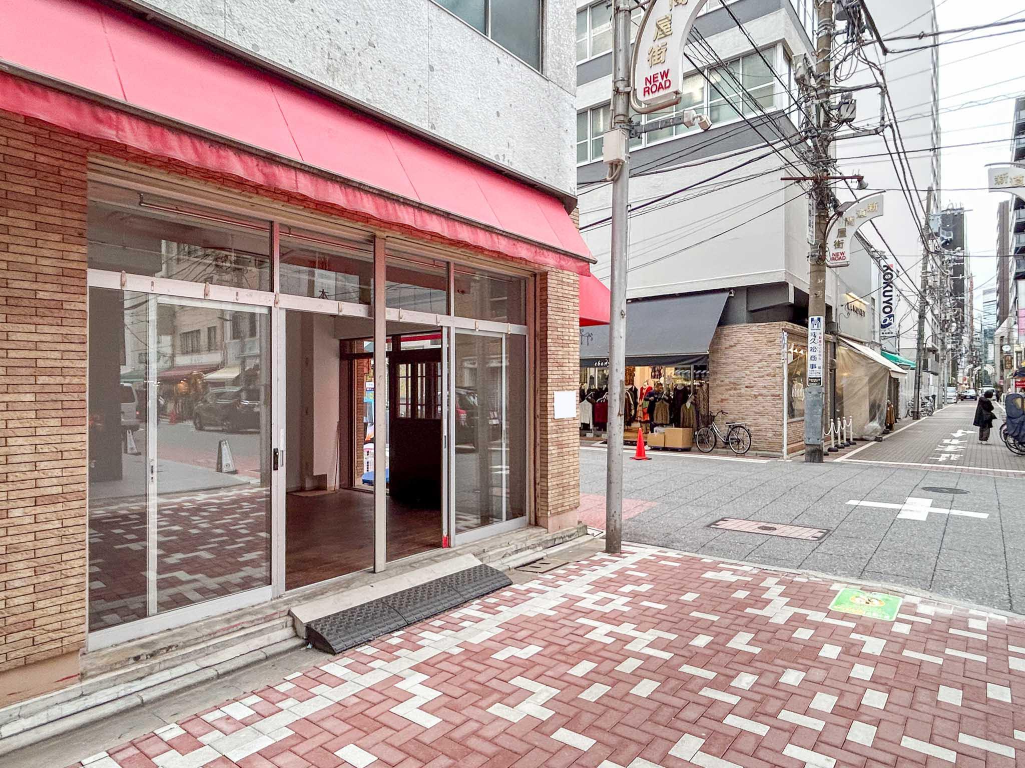 中央区日本橋馬喰町の賃貸物件/南東側の出入り口。交差点の方をみる