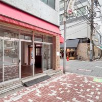 中央区日本橋馬喰町の賃貸物件/南東側の出入り口。交差点の方をみる