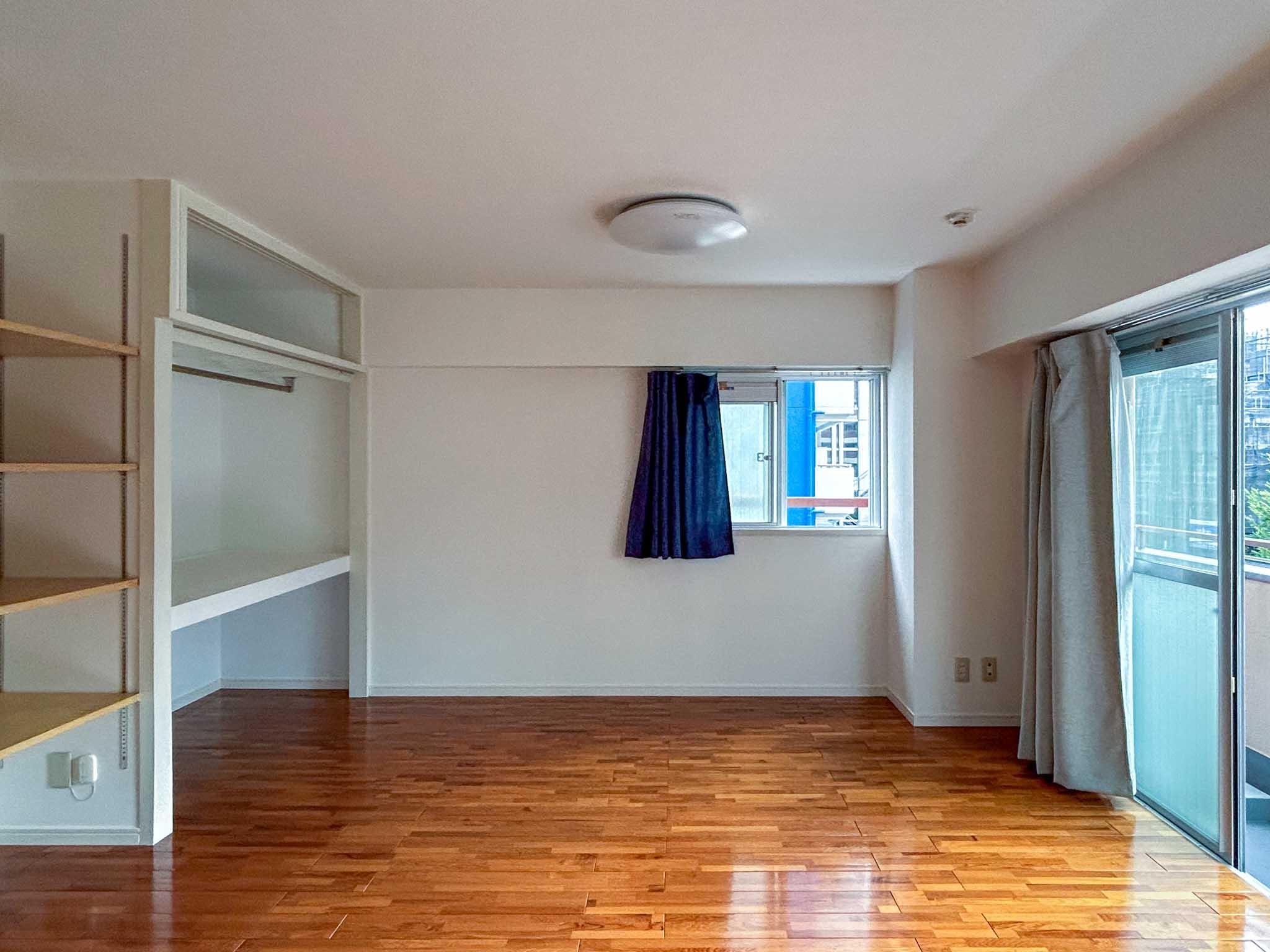 港区三田の賃貸物件/白い空間にフローリングのシンプルな内装