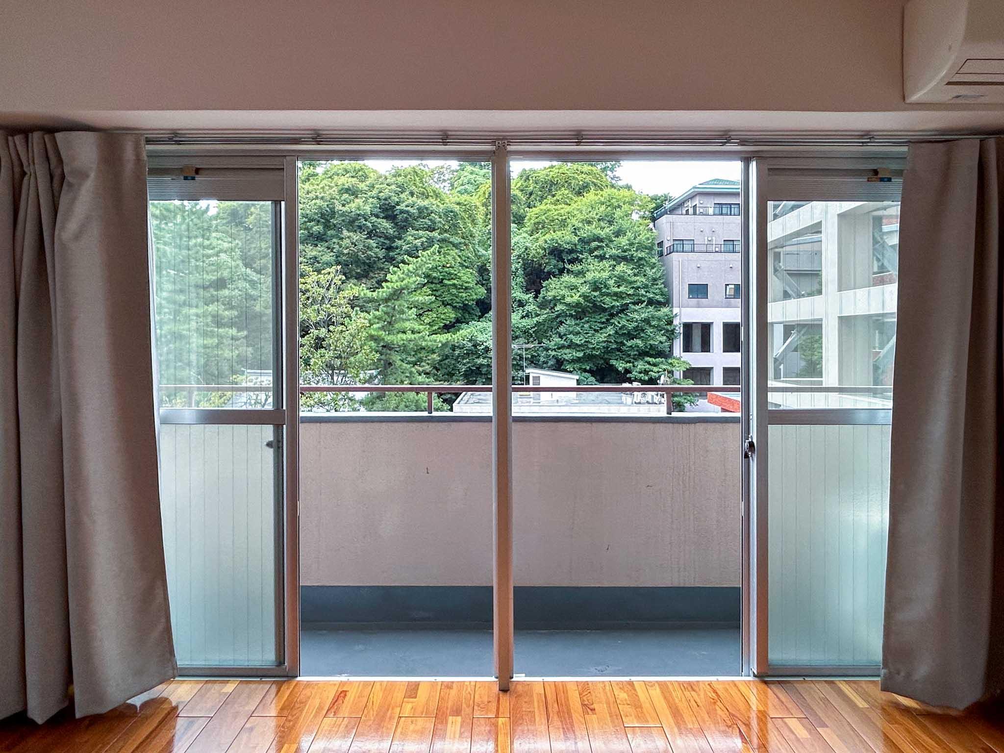 港区三田の賃貸物件/掃き出し窓からの景色