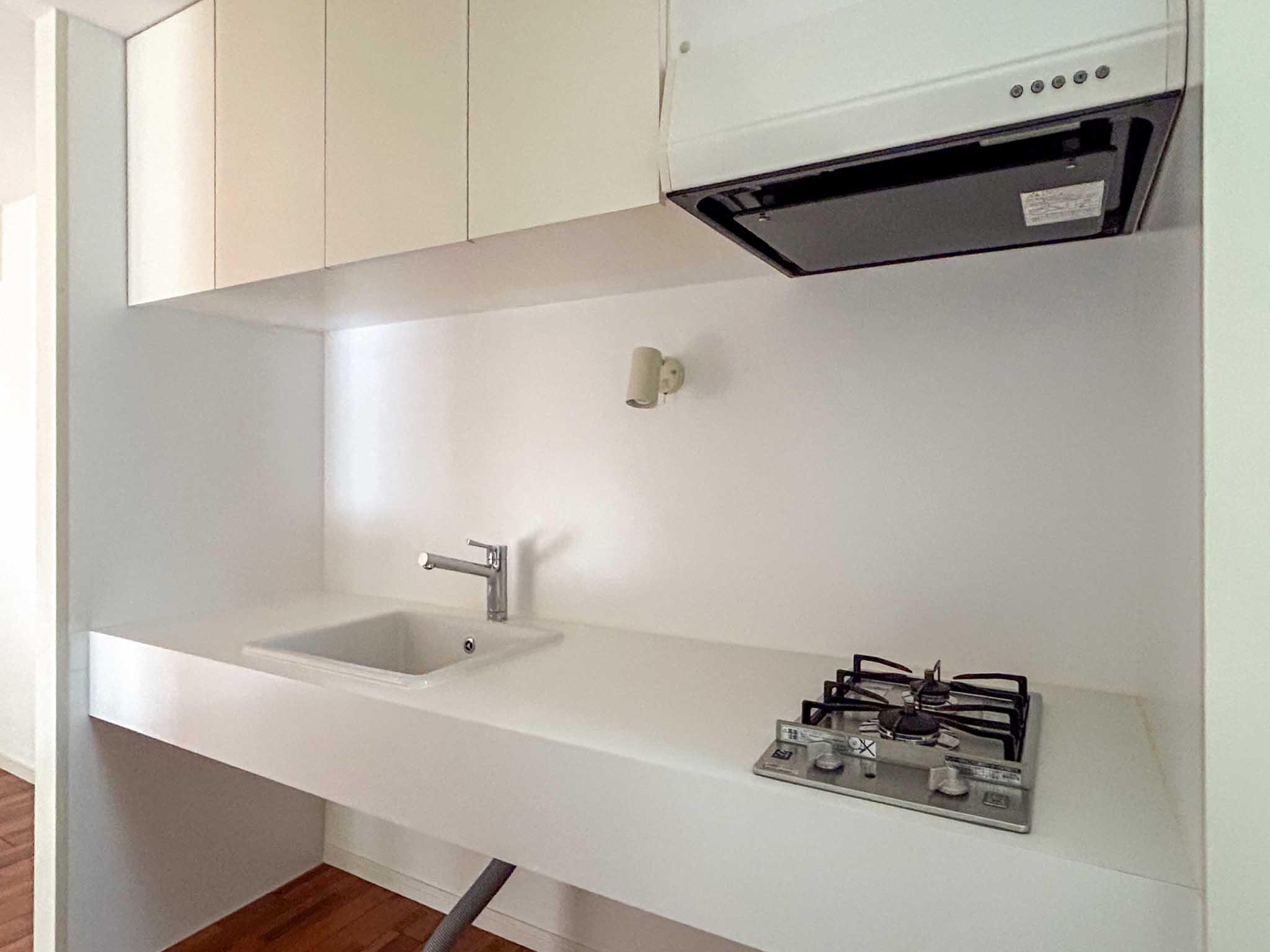 港区三田の賃貸物件/キッチン。白くてミニマルなデザイン