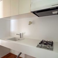 港区三田の賃貸物件/キッチン。白くてミニマルなデザイン