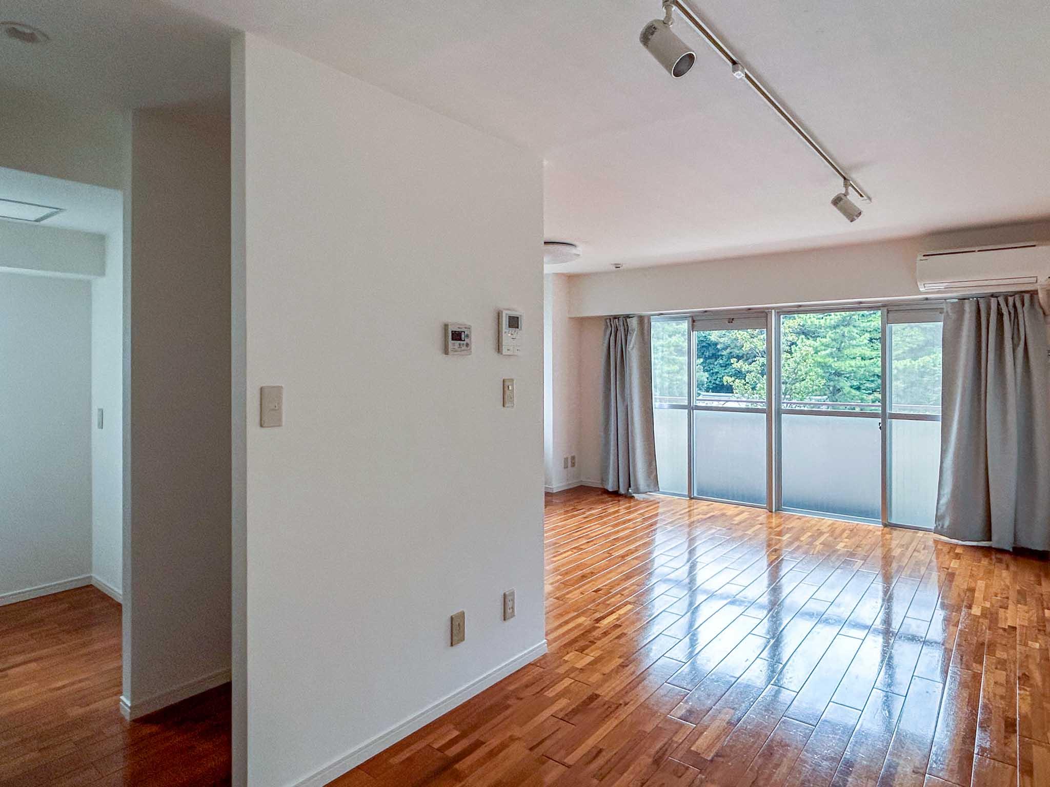 港区三田の賃貸物件/玄関側から。左の手前にキッチン、奥にメインの生活スペース