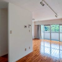 港区三田の賃貸物件/玄関側から。左の手前にキッチン、奥にメインの生活スペース