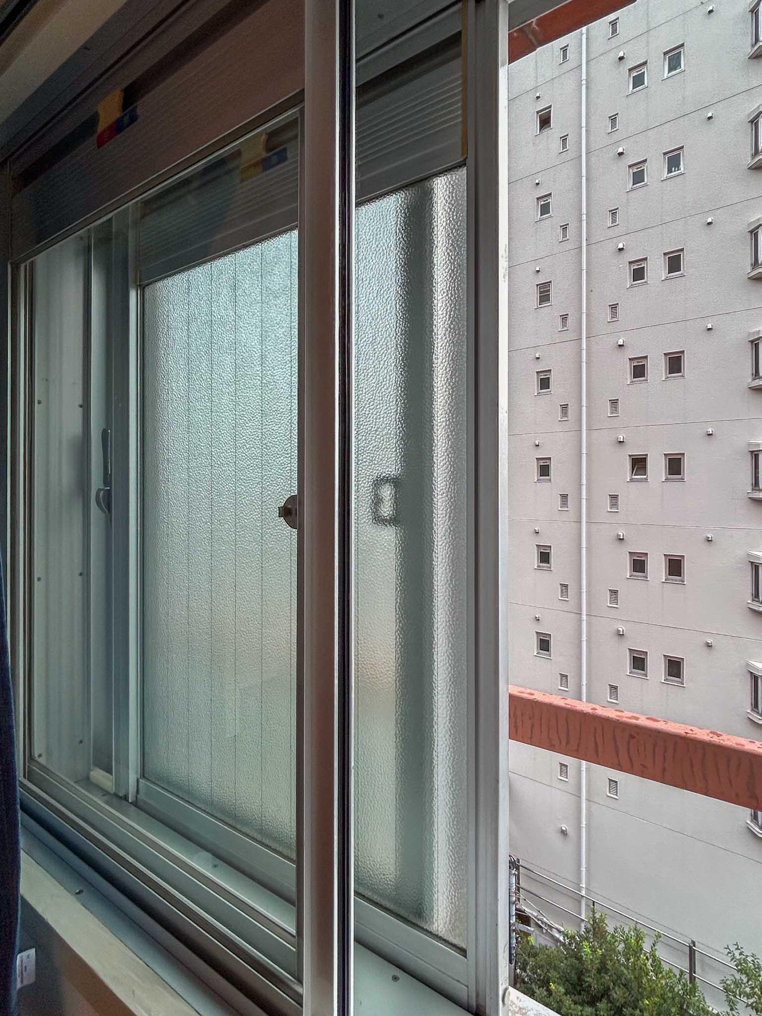 港区三田の賃貸物件/南西面の腰窓は、遮音に効果的な二重窓仕様