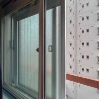 港区三田の賃貸物件/南西面の腰窓は、遮音に効果的な二重窓仕様