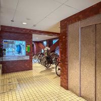 港区三田の賃貸物件/エントランスホール。奥の方に管理室と駐輪場、手前にエレベーター