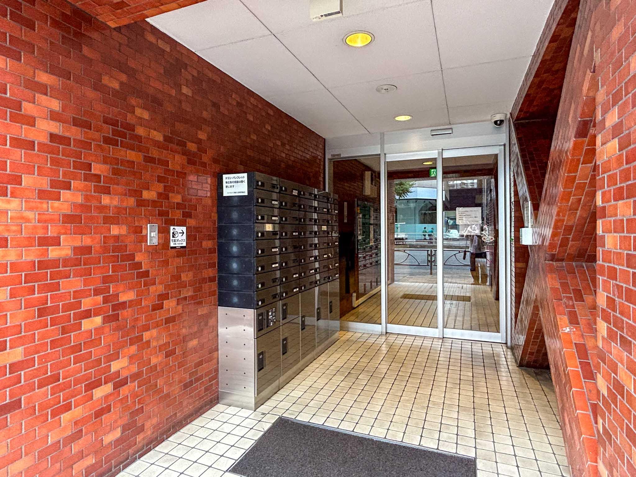 港区三田の賃貸物件/オートロックのエントランス。ポストと宅配ボックスはこちら