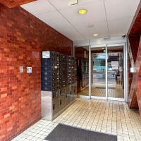 港区三田の賃貸物件/オートロックのエントランス。ポストと宅配ボックスはこちら