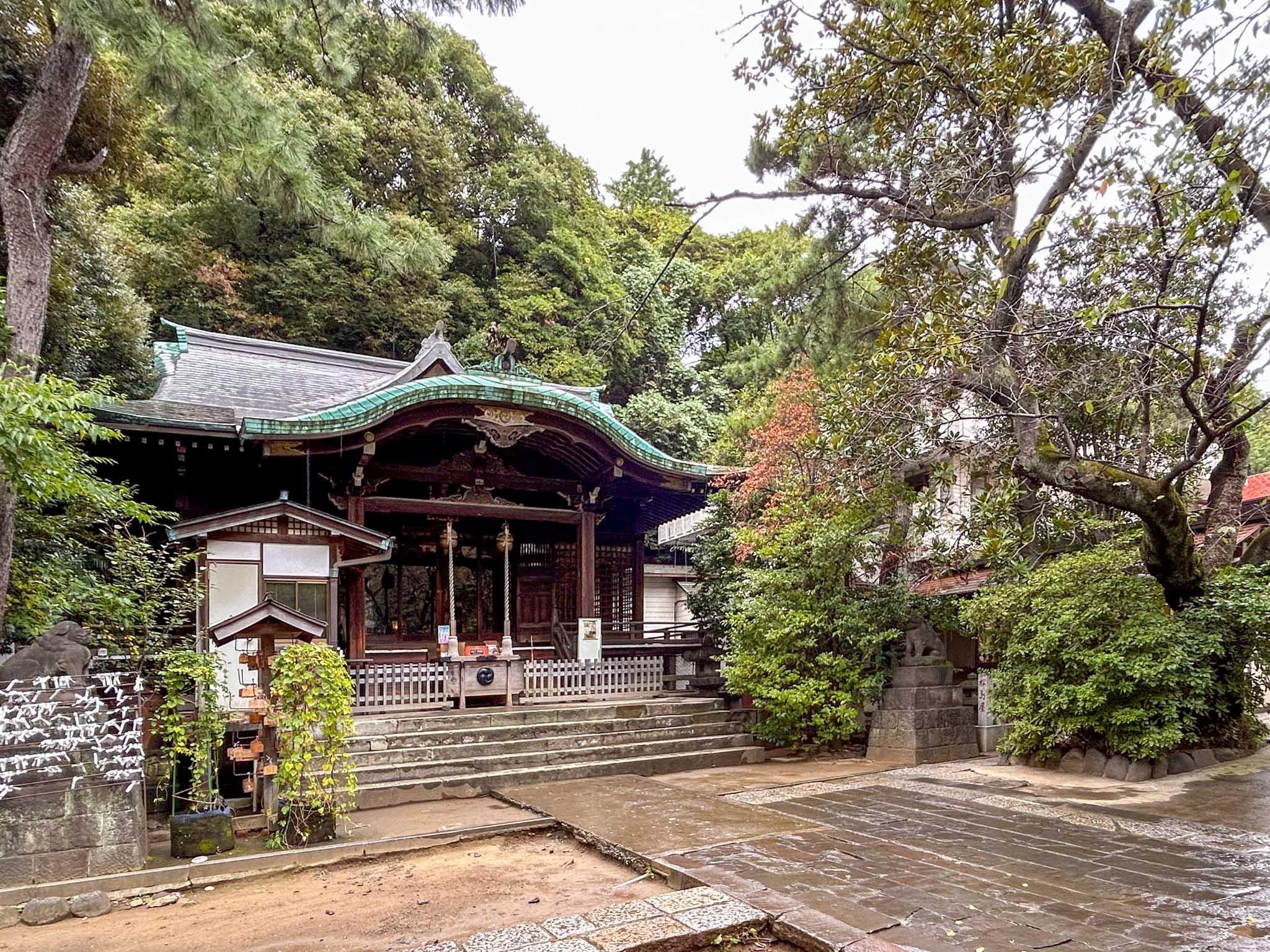港区三田の賃貸物件/建物の裏手にある「御田八幡神社」