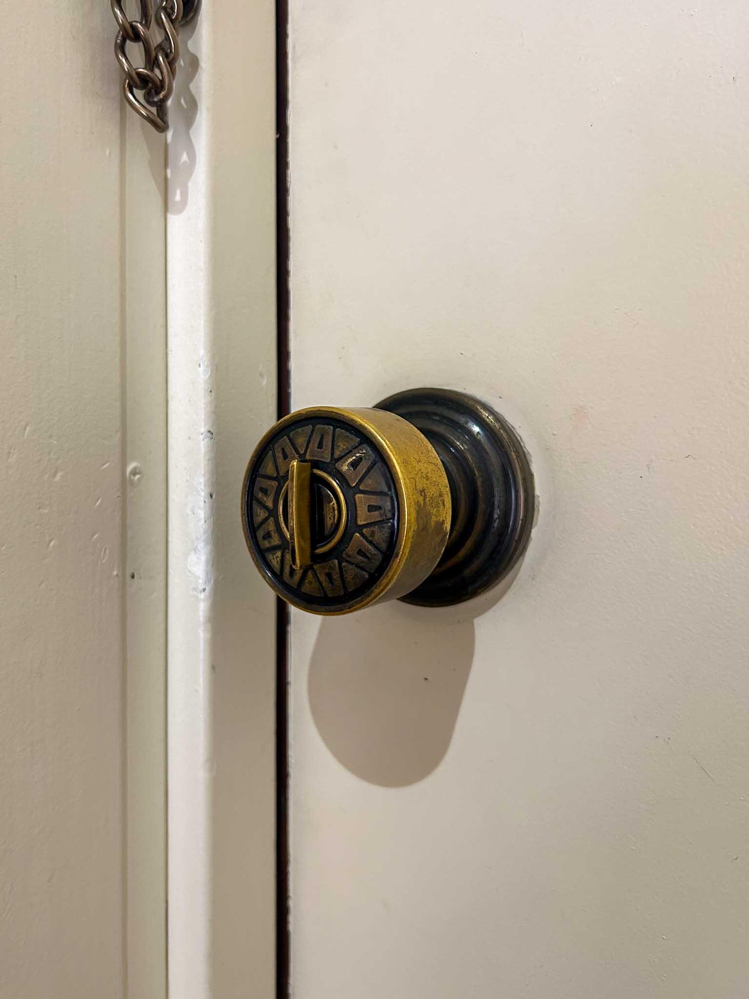 港区三田の賃貸物件/玄関ドアのレトロな握り玉