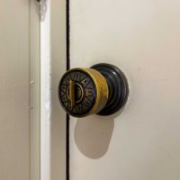 港区三田の賃貸物件/玄関ドアのレトロな握り玉