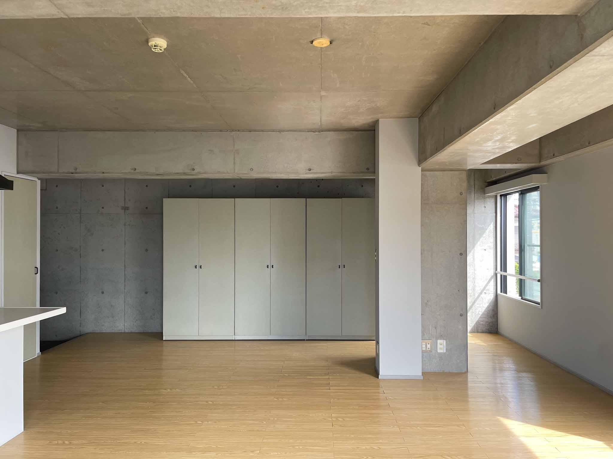 三鷹市井の頭の賃貸物件/奥に見える収納はクローゼット。キャスターがついていて、自由に動かせます