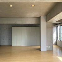 三鷹市井の頭の賃貸物件/奥に見える収納はクローゼット。キャスターがついていて、自由に動かせます