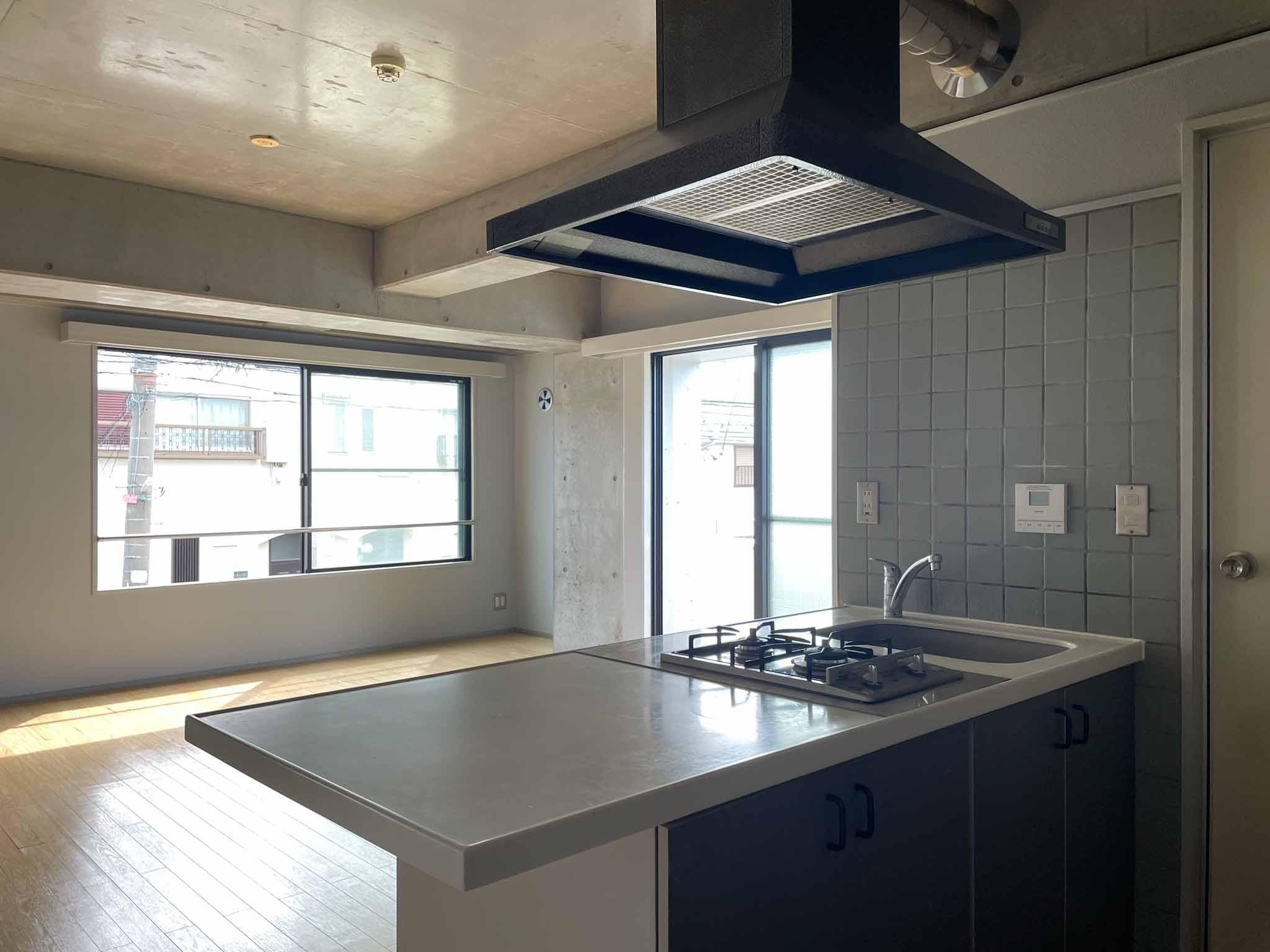 三鷹市井の頭の賃貸物件/2口ガスコンロが縦に並んだキッチン。調理スペースは広々