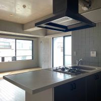 三鷹市井の頭の賃貸物件/2口ガスコンロが縦に並んだキッチン。調理スペースは広々