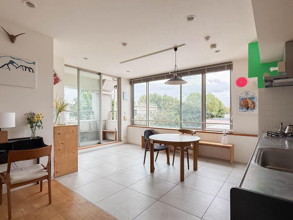 世田谷区池尻の賃貸物件/南を向いた大きな窓は、晴れていれば明るい光が注ぐ。2面の窓で風も通りよく気持ちいい