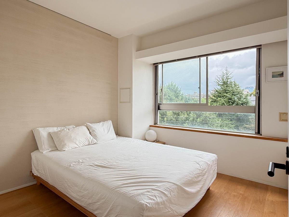 世田谷区池尻の賃貸物件/6帖ほどの広さの寝室。東向きの窓からは緑が見え、気持ちよい朝を迎えられそう