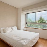 世田谷区池尻の賃貸物件/6帖ほどの広さの寝室。東向きの窓からは緑が見え、気持ちよい朝を迎えられそう