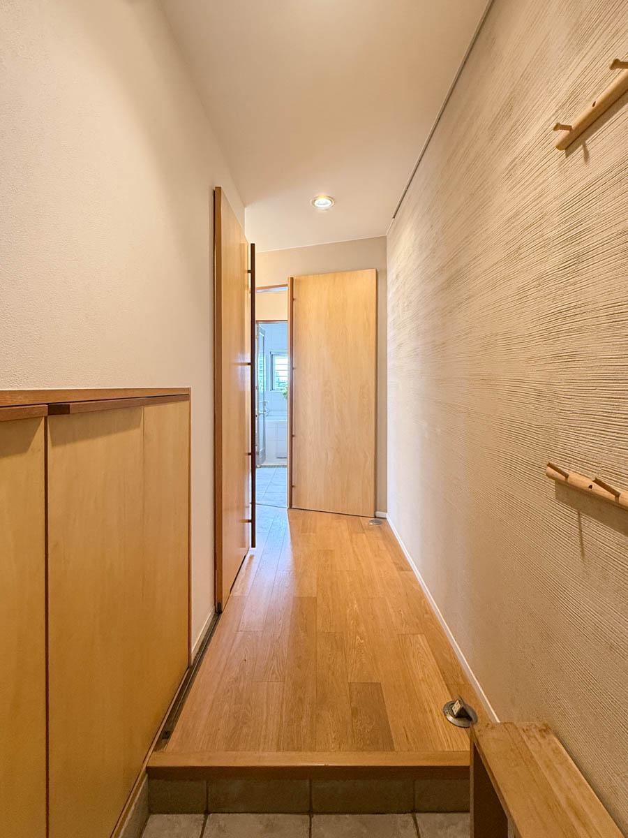 世田谷区池尻の賃貸物件/玄関。木の扉や、左官仕上げの壁が落ち着く内装