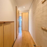 世田谷区池尻の賃貸物件/玄関。木の扉や、左官仕上げの壁が落ち着く内装