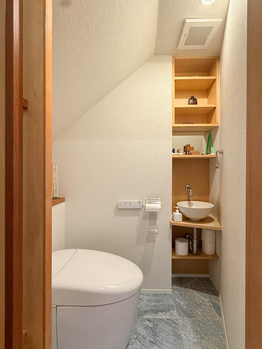 世田谷区池尻の賃貸物件/お手洗い。床は淡いブルーのタイル。ちいさな手洗い場がかわいい