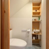 世田谷区池尻の賃貸物件/お手洗い。床は淡いブルーのタイル。ちいさな手洗い場がかわいい