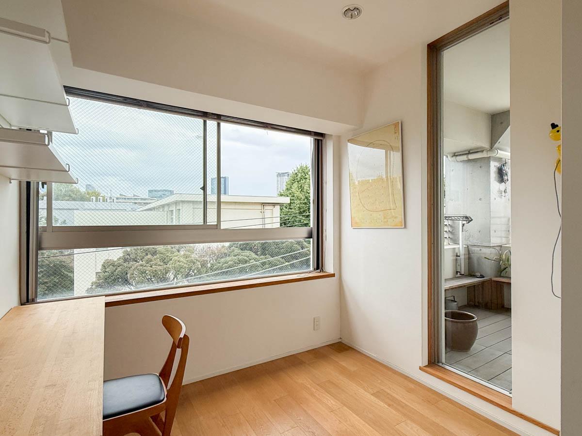世田谷区池尻の賃貸物件/子供部屋やワークスペースに程よい小部屋。バルコニーに面した小窓がかわいい